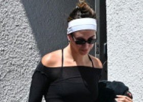 Hailey Bieber, fără machiaj, în colanți scurți și top transparent, după un antrenament de pilates în LA