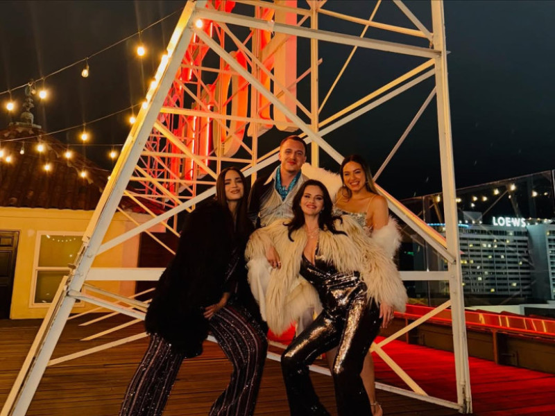 Selena Gomez alături de prietenii ei la ziua sa de naștere/ Foto: Instagram