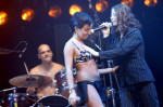 Tatu - duo - Julia Volkovová - Lena Katinová - zpěvačka plavky gesto dotek polonahá oblek pánský styl