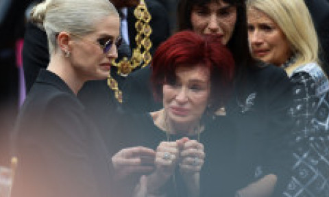 Ultimul drum al lui Ozzy Osbourne și o familie dărâmată de durere. Lacrimi, flori și aplauze pe străzile din Birmingham