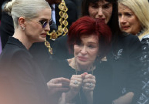 Ultimul drum al lui Ozzy Osbourne și o familie dărâmată de durere. Lacrimi, flori și aplauze pe străzile din Birmingham