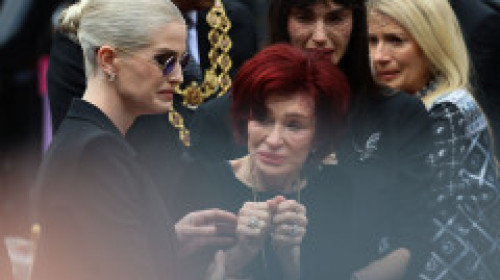 Ultimul drum al lui Ozzy Osbourne și o familie dărâmată de durere. Lacrimi, flori și aplauze pe străzile din Birmingham