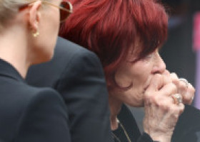 Sharon Osbourne, de neconsolat, în timp ce își ia adio de la sufletul ei pereche. Ozzy, înmormântat în orașul natal