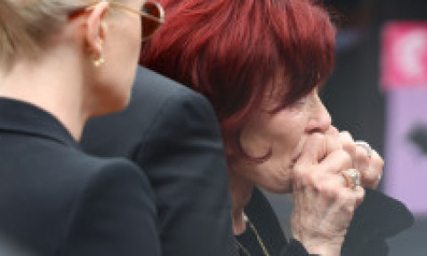 Sharon Osbourne, de neconsolat, în timp ce își ia adio de la sufletul ei pereche. Ozzy, înmormântat în orașul natal