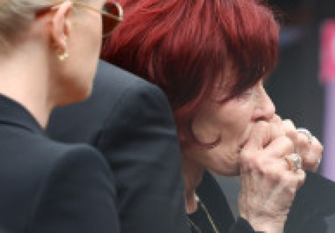 Sharon Osbourne, de neconsolat, în timp ce își ia adio de la sufletul ei pereche. Ozzy, înmormântat în orașul natal
