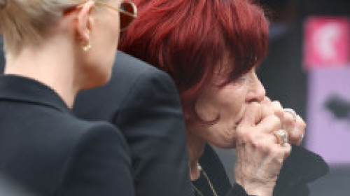 Sharon Osbourne, de neconsolat, în timp ce își ia adio de la sufletul ei pereche. Ozzy, înmormântat în orașul natal