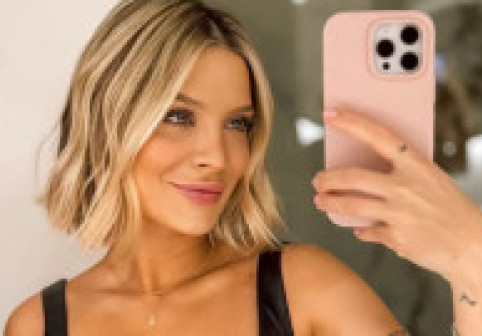 Ana Baniciu, poză de revistă în costum de baie, pe o plajă sălbatică. Anul trecut devenea mamă, acum își arată silueta impecabilă