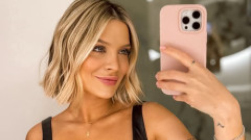 Ana Baniciu, poză de revistă în costum de baie, pe o plajă sălbatică. Anul trecut devenea mamă, acum își arată silueta impecabilă
