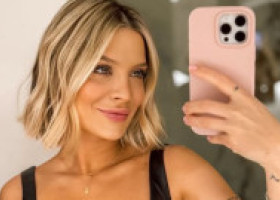 Ana Baniciu, poză de revistă în costum de baie, pe o plajă sălbatică. Anul trecut devenea mamă, acum își arată silueta impecabilă