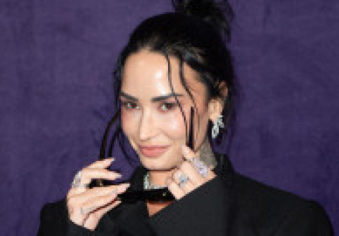Demi Lovato, apariția care a cucerit Parisul. Doar în body strâns pe corp și dresuri, cu o atitudine de femeie sigură pe ea