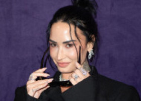 Demi Lovato, apariția care a cucerit Parisul. Doar în body strâns pe corp și dresuri, cu o atitudine de femeie sigură pe ea