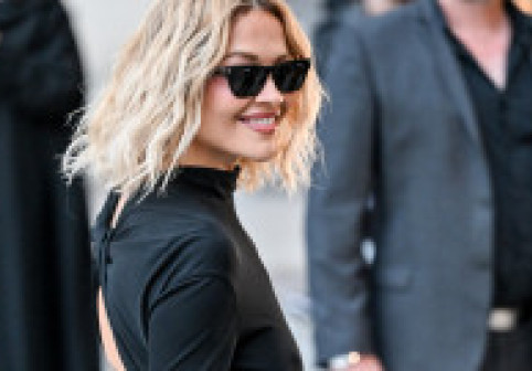 Păr blond, ochelari de soare. Rita Ora, șic la Paris, într-o rochie cu spatele gol. „Ești perfectă!”