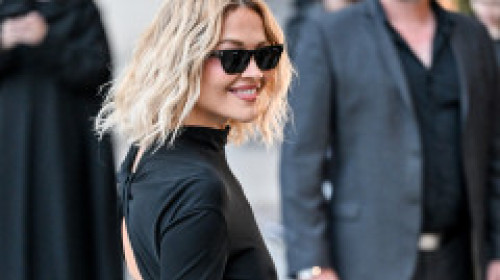 Păr blond, ochelari de soare. Rita Ora, șic la Paris, într-o rochie cu spatele gol. „Ești perfectă!”