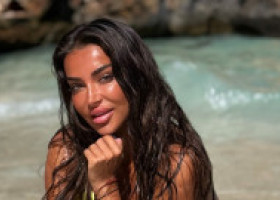 Vara s-a terminat, dar nu și aparițiile incendiare ale Elenei Ionescu în costum de baie. Mix perfect de încredere și senzualitate