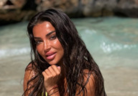 Vara s-a terminat, dar nu și aparițiile incendiare ale Elenei Ionescu în costum de baie. Mix perfect de încredere și senzualitate