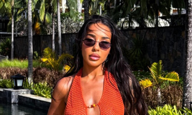 Ștefania, apariție de top în vacanța din Asia. În pantaloni minusculi și o cămașă descheiată, și-a arătat bronzul și senzualitatea