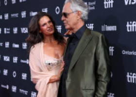 Nu i-ai mai văzut așa. Andrea Bocelli și Veronica Berti pe skijet, în Miami. Fanii au reacționat imediat: „Un cuplu superb!”