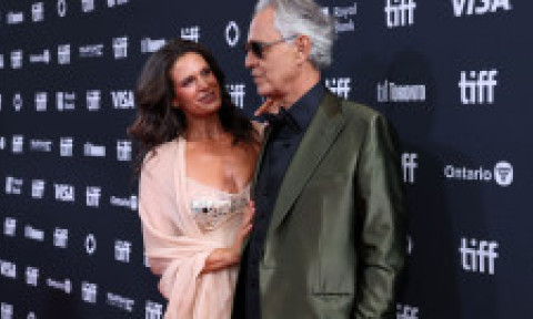 Nu i-ai mai văzut așa. Andrea Bocelli și Veronica Berti pe skijet, în Miami. Fanii au reacționat imediat: „Un cuplu superb!”
