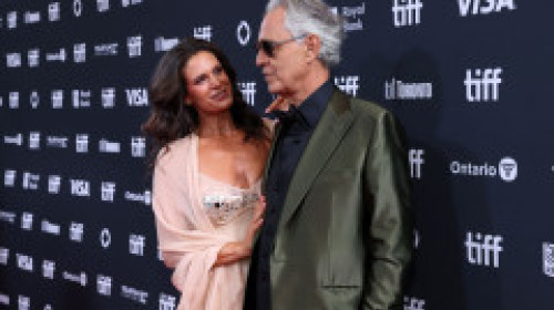 Nu i-ai mai văzut așa. Andrea Bocelli și Veronica Berti pe skijet, în Miami. Fanii au reacționat imediat: „Un cuplu superb!”