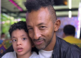 Cum se simte fiul lui Kamara la 11 ani. Leon s-a născut cu paralizie cerebrală și încă are nevoie de operații scumpe