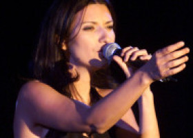 În anii '90 făcea furori cu piesa „La Solitudine”. Cum arată astăzi, la 51 de ani, Laura Pausini, cea mai iubită artistă italiană