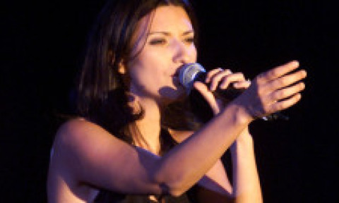 În anii '90 făcea furori cu piesa „La Solitudine”. Cum arată astăzi, la 51 de ani, Laura Pausini, cea mai iubită artistă italiană