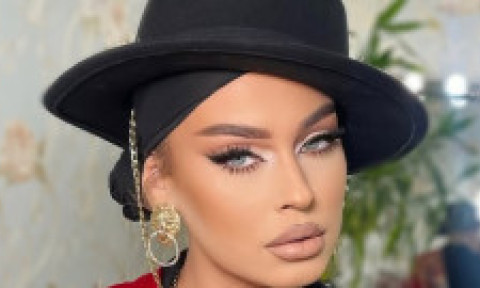 Misha, fosta soție a lui Connect-R, răvășitoare într-o ținută sclipitoare. Fanii, impresionați de frumusețea ei: „Absolut superbă”
