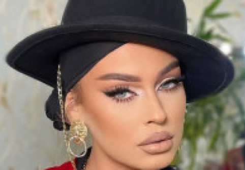 Misha, fosta soție a lui Connect-R, răvășitoare într-o ținută sclipitoare. Fanii, impresionați de frumusețea ei: „Absolut superbă”