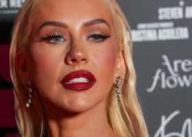 Christina Aguilera, talie minusculă după ce slăbit 22 de kilograme. Artista, vizită cu familia la Disneyland în Paris