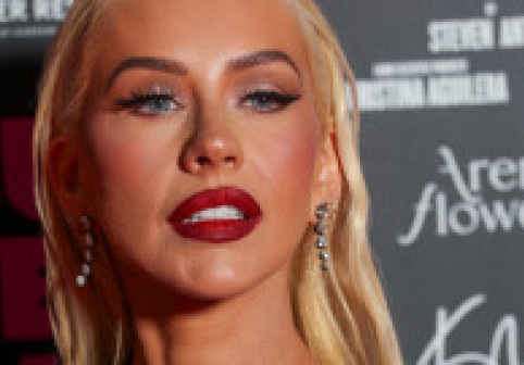 Christina Aguilera, talie minusculă după ce slăbit 22 de kilograme. Artista, vizită cu familia la Disneyland în Paris