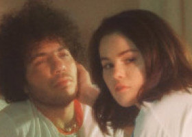 Selena Gomez și Benny Blanco, pe străzile din LA, într-o zi obișnuită din viața lor. Selena, ținută sport, în colanți, fără machiaj