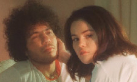 Selena Gomez și Benny Blanco, pe străzile din LA, într-o zi obișnuită din viața lor. Selena, ținută sport, în colanți, fără machiaj