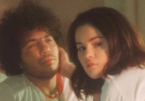 Selena Gomez și Benny Blanco, pe străzile din LA, într-o zi obișnuită din viața lor. Selena, ținută sport, în colanți, fără machiaj