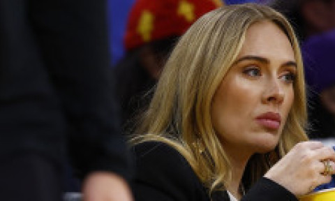 Adele, fermecătoare la Marele Premiu al SUA, alături de Russell și Antonelli. Artista nu a mai apărut în public de câteva luni