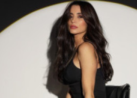 Lili Sandu, spectaculoasă la 46 de ani. Doar în dresuri, body decoltat și pantofi cu toc cui, bruneta redefinește senzualitatea