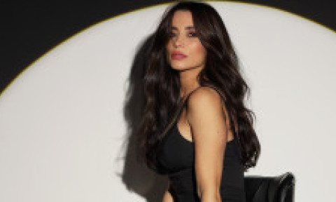 Lili Sandu, spectaculoasă la 46 de ani. Doar în dresuri, body decoltat și pantofi cu toc cui, bruneta redefinește senzualitatea