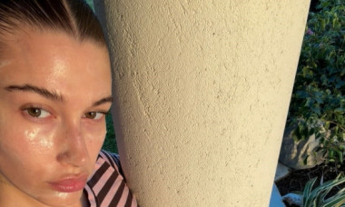 Supermodel și pe podium, și pe plajă. Hailey Bieber și-a etalat formele de invidiat într-o escapadă tropicală