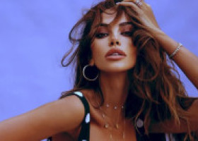 Mădălina Ghenea, apariție hipnotizantă pe o plajă din Italia, într-o rochie udă, lipită de piele. Mister și artă în alb-negru