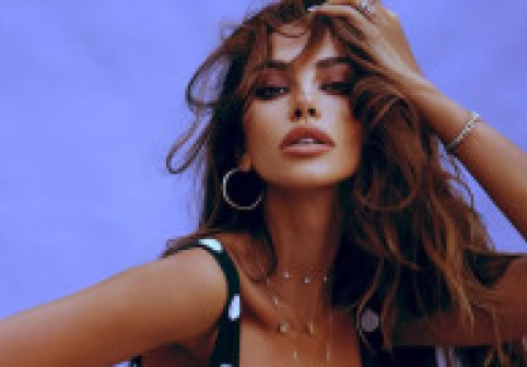 Mădălina Ghenea, apariție hipnotizantă pe o plajă din Italia, într-o rochie udă, lipită de piele. Mister și artă în alb-negru