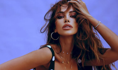 Mădălina Ghenea, apariție hipnotizantă pe o plajă din Italia, într-o rochie udă, lipită de piele. Mister și artă în alb-negru