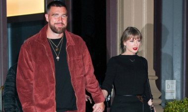 Îndrăgostiții Taylor Swift și Travis Kelce, de mână la o întâlnire romantică. Artista, super șic în fustă mini