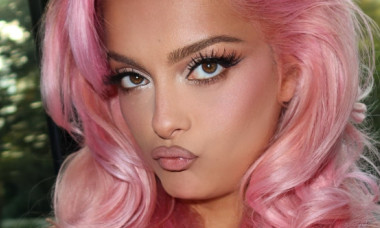 Păr roz aprins, decolteu amețitor, colanți mulați. Bebe Rexha, priviri provocatoare și încredere cât pentru o "armată" de dive