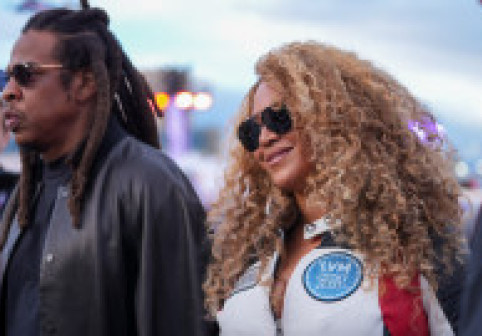 Beyonce, într-un costum mulat cu un decolteu amețitor la Marele Premiu de F1 din Las Vegas. Nu s-a dezlipit de brațul lui Jay-Z