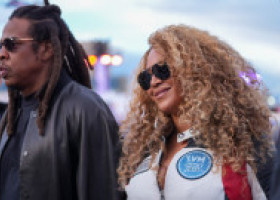 Beyonce, într-un costum mulat cu un decolteu amețitor la Marele Premiu de F1 din Las Vegas. Nu s-a dezlipit de brațul lui Jay-Z