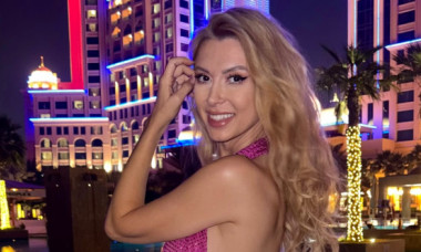 Andreea Bălan, îndrăzneață cu trei luni înainte de nuntă. Fustă mini, top minuscul, atitudine de milioane