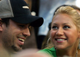 Anna Kournikova mai are puțin și naște al patrulea copil. Ea și Enrique Iglesias sunt nerăbdători: "Pregătiți pentru haos controlat"