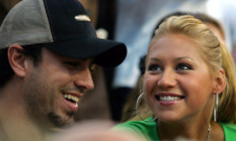 Anna Kournikova mai are puțin și naște al patrulea copil. Ea și Enrique Iglesias sunt nerăbdători: "Pregătiți pentru haos controlat"