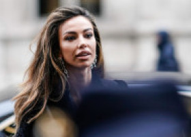 Mădălina Ghenea, apariție ca la Hollywood. Rochia mulată și decoltată a devenit translucidă în blițurile fotografilor