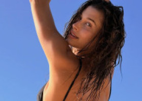 Hailey Bieber, seducătoare pe plajă, întinsă pe nisip. În costum de baie, într-o apariție solară înainte de a împlini 29 de ani
