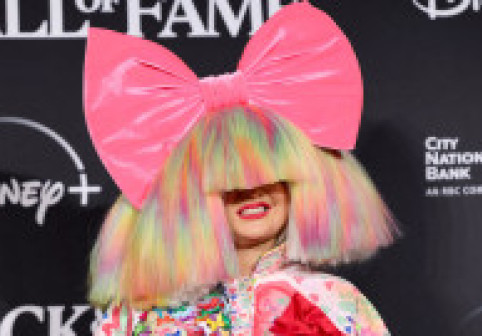 Sia, apariție surprinzătoare în mijlocul luptei pentru custodia fiului ei. Fanii au fost impresionați: „Divorțul îți priește”